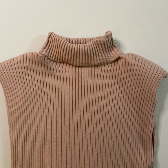 Fate sleeveless ribbed sleeveless top with funnel neck and shoulder pads. Size M - Picture 5 of 7